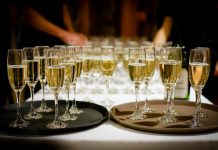 Welke voorbereidingen kun je treffen om een leuk verjaardagsfeest te organiseren?