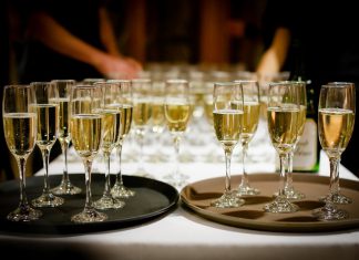Welke voorbereidingen kun je treffen om een leuk verjaardagsfeest te organiseren?